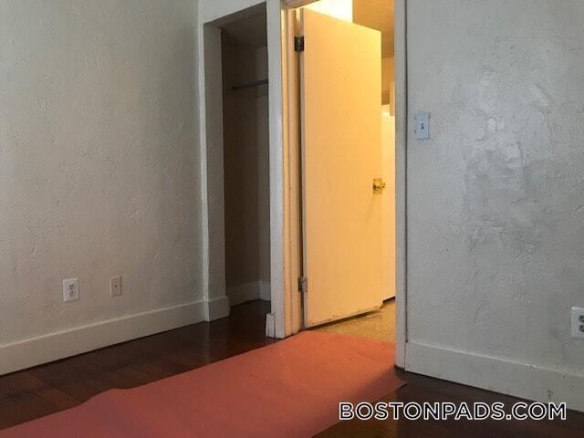 Building Photo - 8 Adella Pl