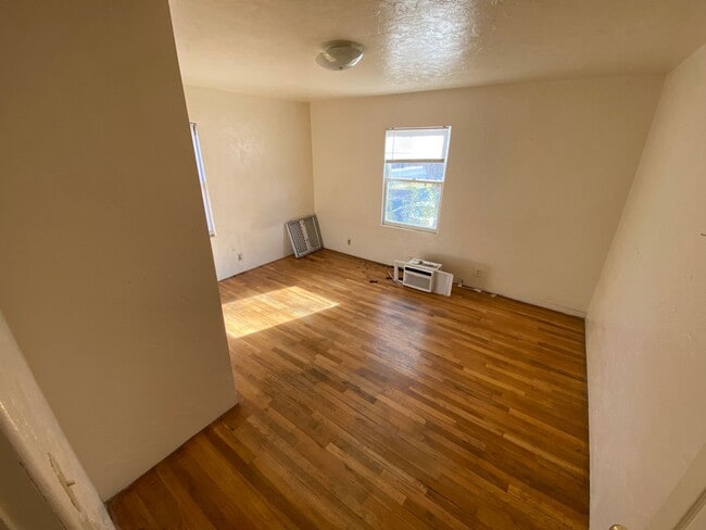 Building Photo - Two Bedroom Apartment Centrally Located on 24th and W 2nd Ave