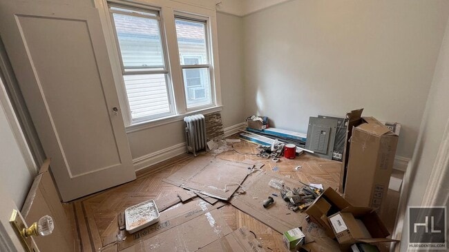 Building Photo - GUT RENOVATED BRAND NEW VEERY BRIGHT 3 BED...