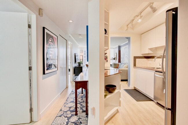 Building Photo - 1052 Burrard St