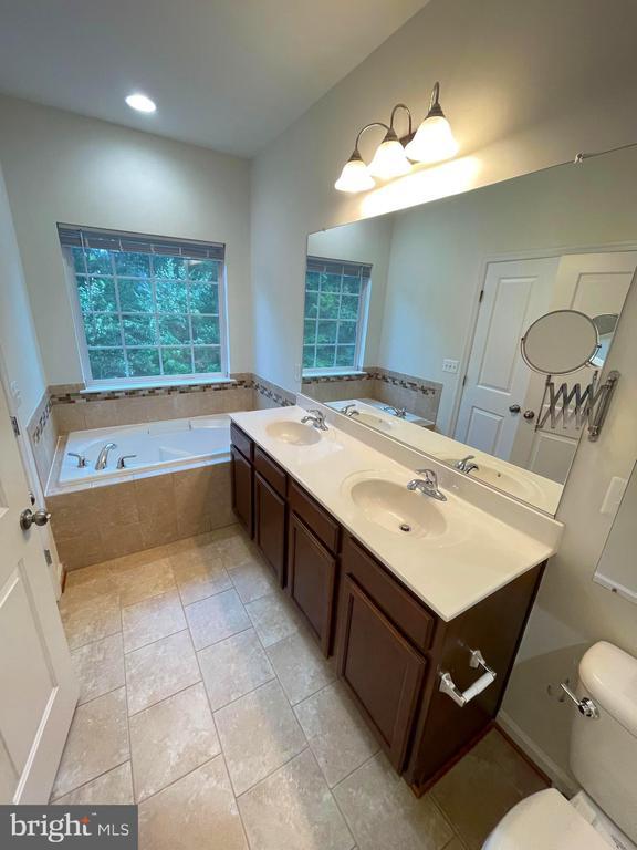 Foto del edificio - 327 Woodstream Blvd