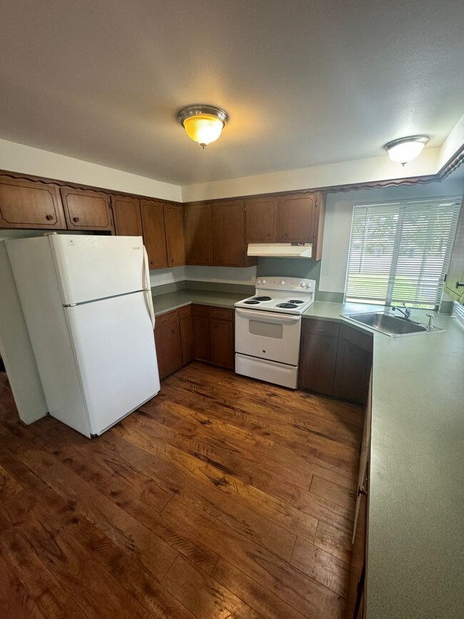 Building Photo - 2 bed, 1 bath with yard, garage, and RV pa...