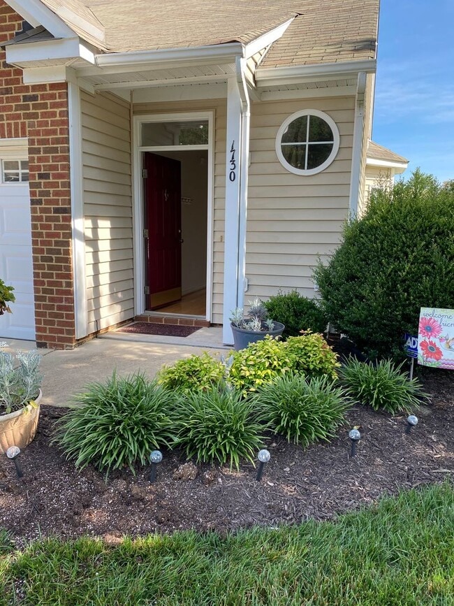 Building Photo - Beautiful End-Unit Townhome – 3 Bedrooms, ...