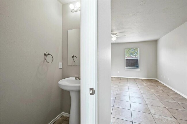 Building Photo - 12038 Clifton Oaks Dr
