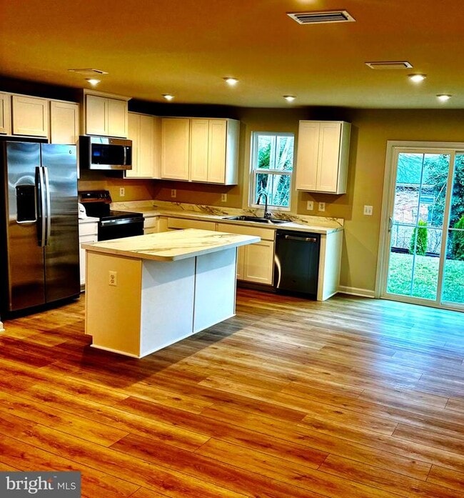 Foto del edificio - 645 Laurelwood Cir