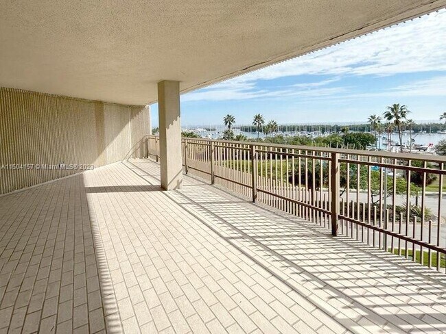 Building Photo - 2901 S Bayshore Dr
