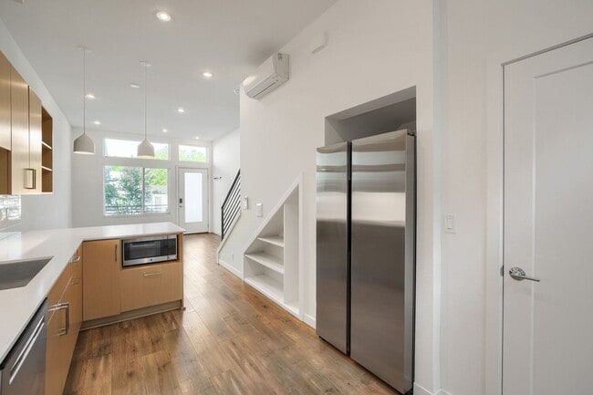 Building Photo - Stunning 2bed/2bath Townhome in Convenient Seattle Location!