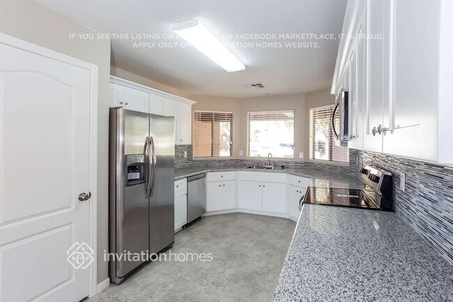 Building Photo - 883 E Lovegrass Dr