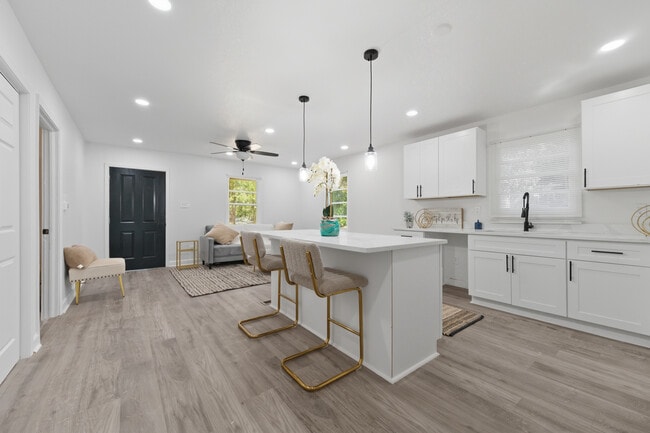 Building Photo - 3192 Oakcliff Rd NW