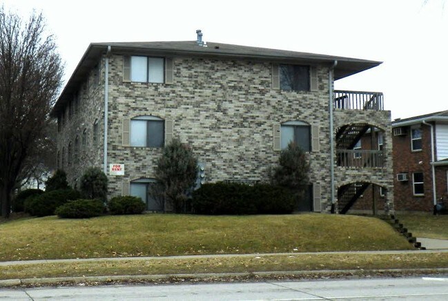 Building Photo - 701 Bowery St