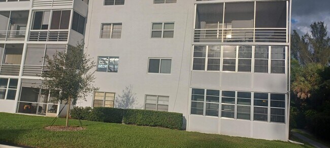 Building Photo - 2998 Sunrise Lakes Dr E
