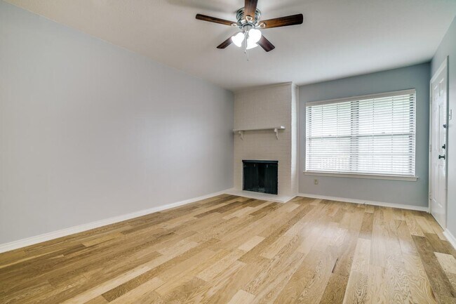 Spacious Living Area - 4211 Newton Ave
