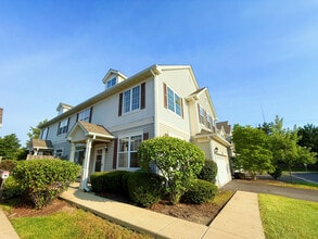 Building Photo - 2534 Hillsboro Blvd