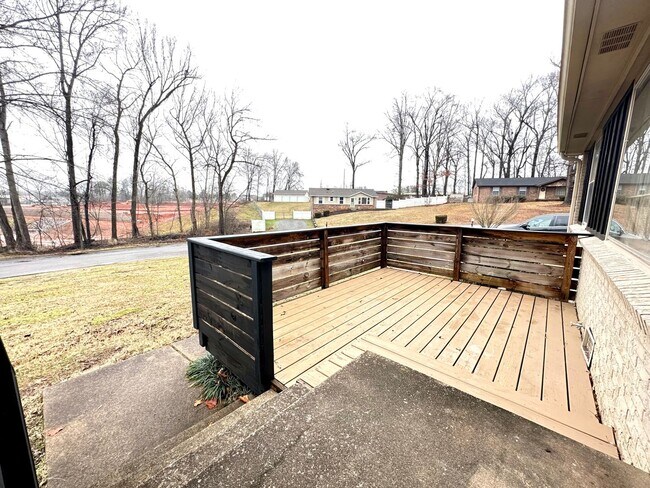 Foto del edificio - 28 Leonard Dr