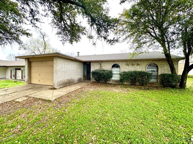 Foto del edificio - Charming Home With Large Back Yard!