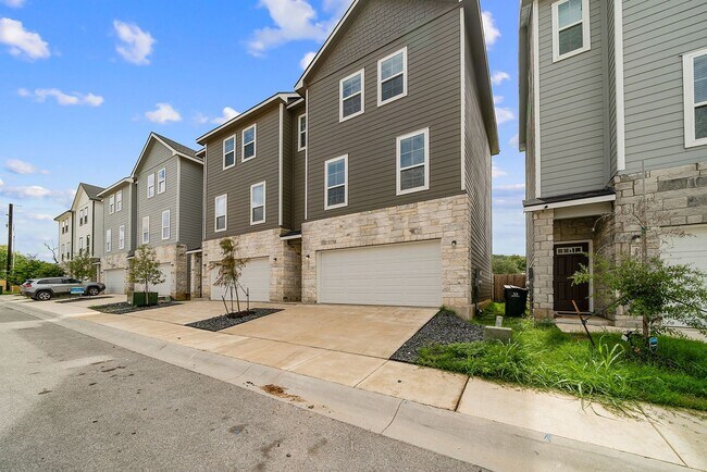 Building Photo - 3 Bedroom/3.5 Bath The Preserve At the Dom...