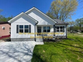 Building Photo - 561 W 20th Ave