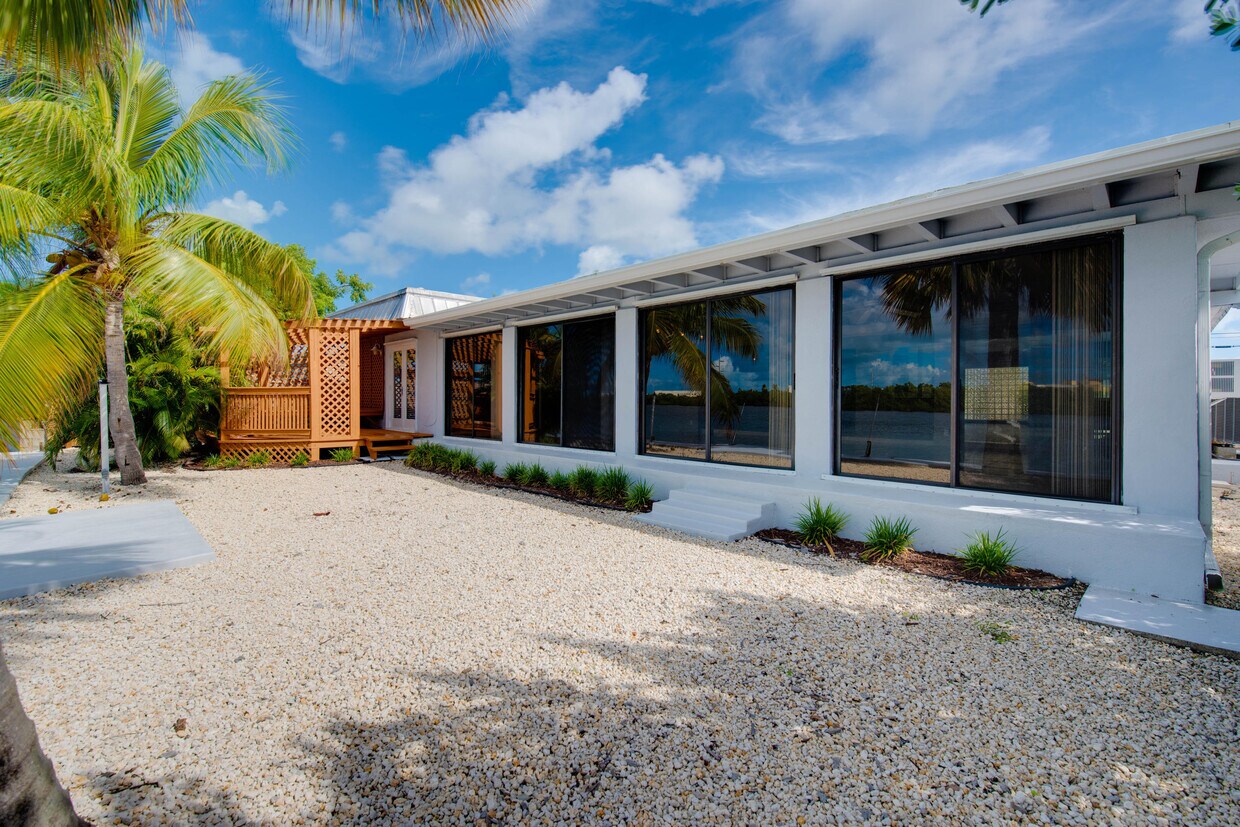 Foto principal - 121 Key Haven Rd