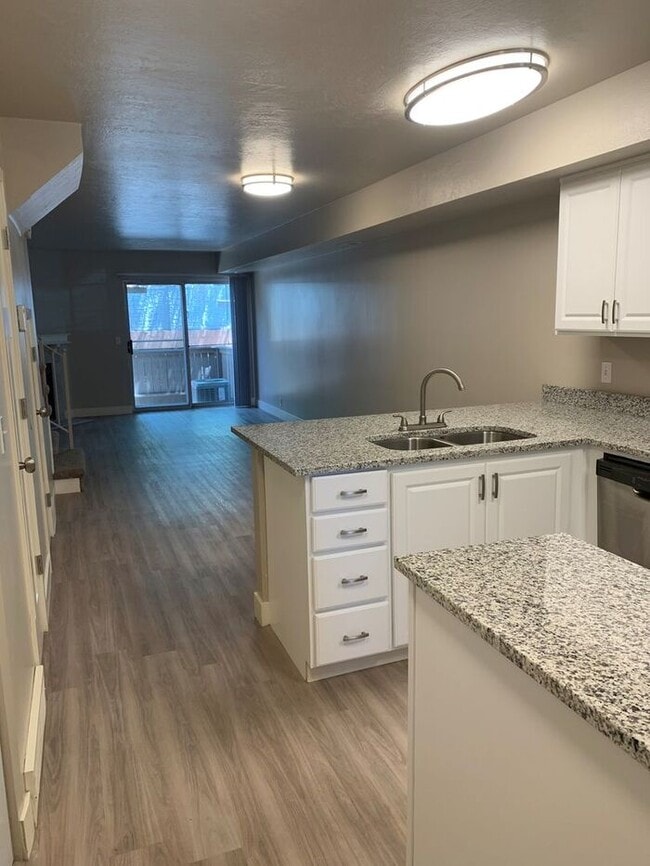 Foto del edificio - Spacious 2 Bed 1.5 Bath Townhome in Murray...