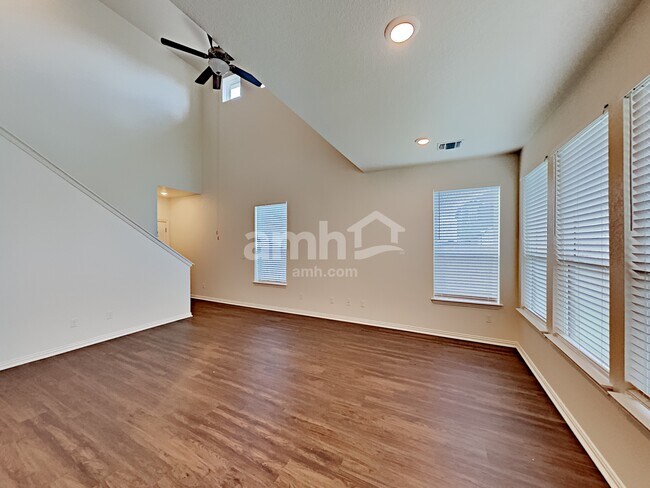 Foto del edificio - 2705 Lillybrook Ln