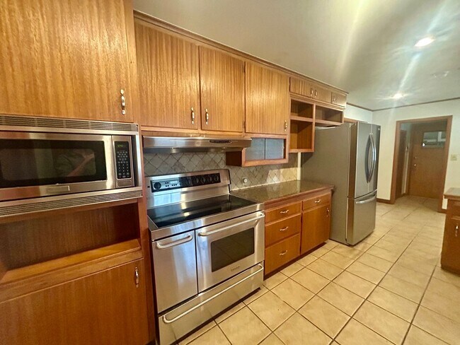 Building Photo - Great ranch style home located on a large ...