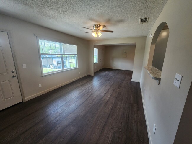 Building Photo - 535 Azalea St