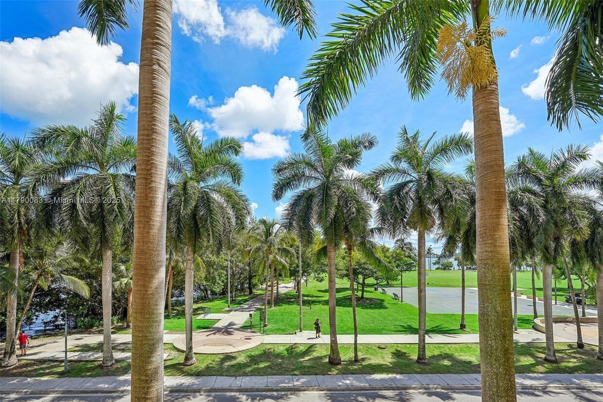Foto principal - 2000 N Bayshore Dr