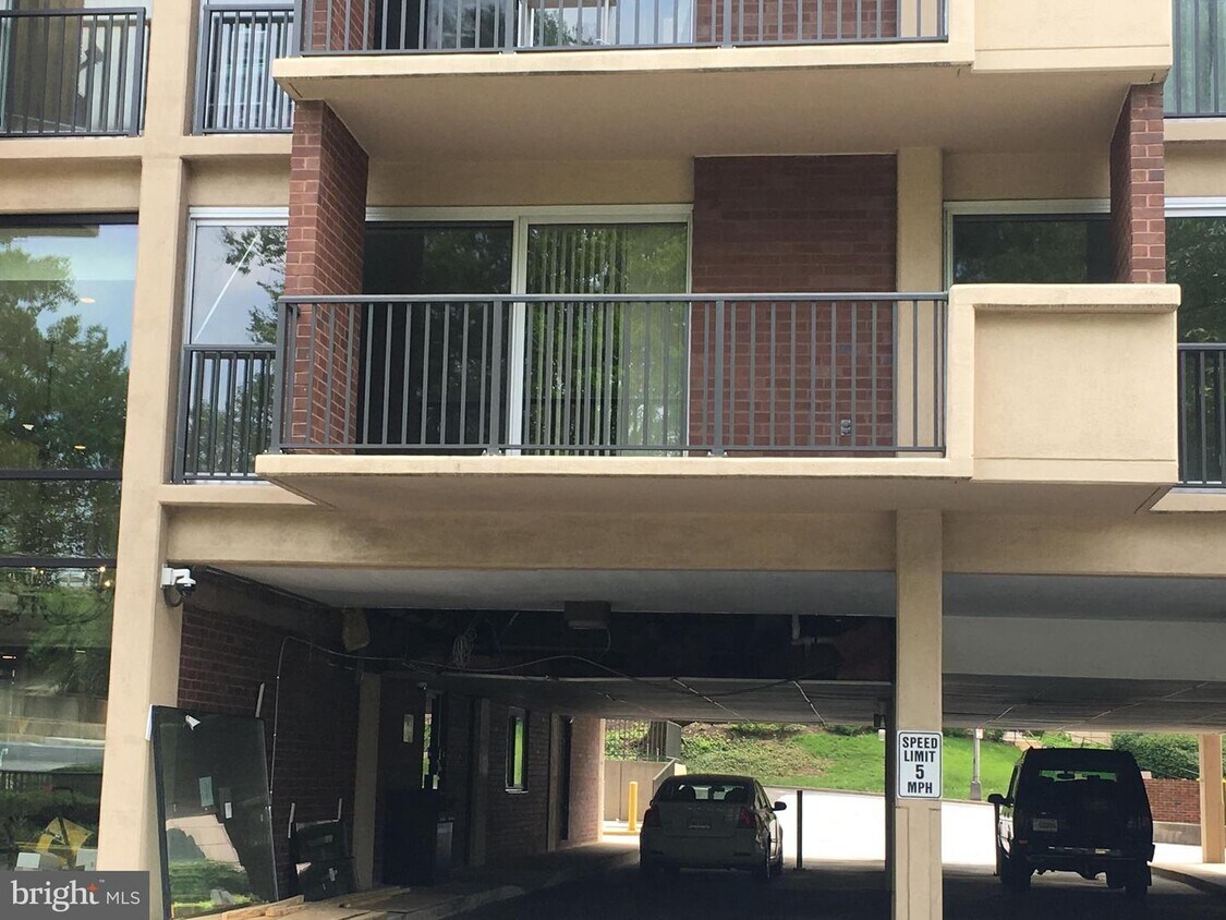 Primary Photo - 1300 Army Navy Dr