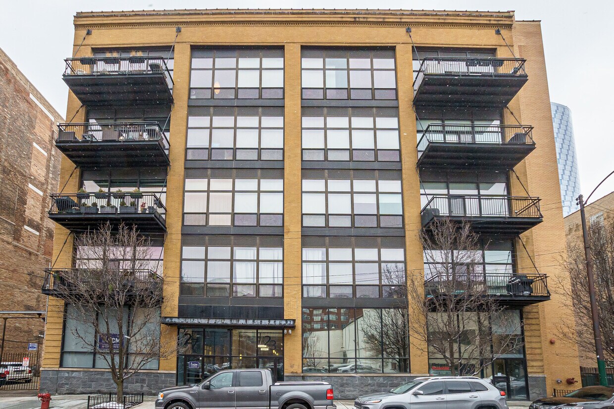 Primary Photo - 23 N Green St
