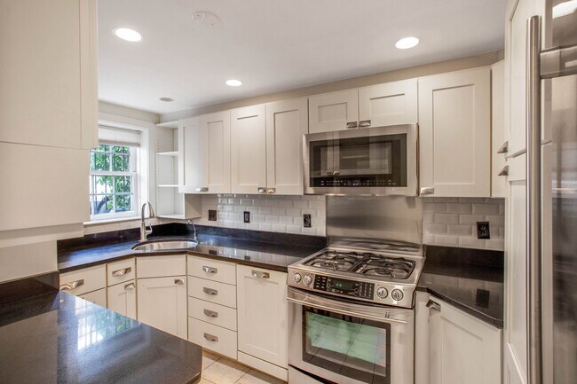 Building Photo - 1333 27th St NW