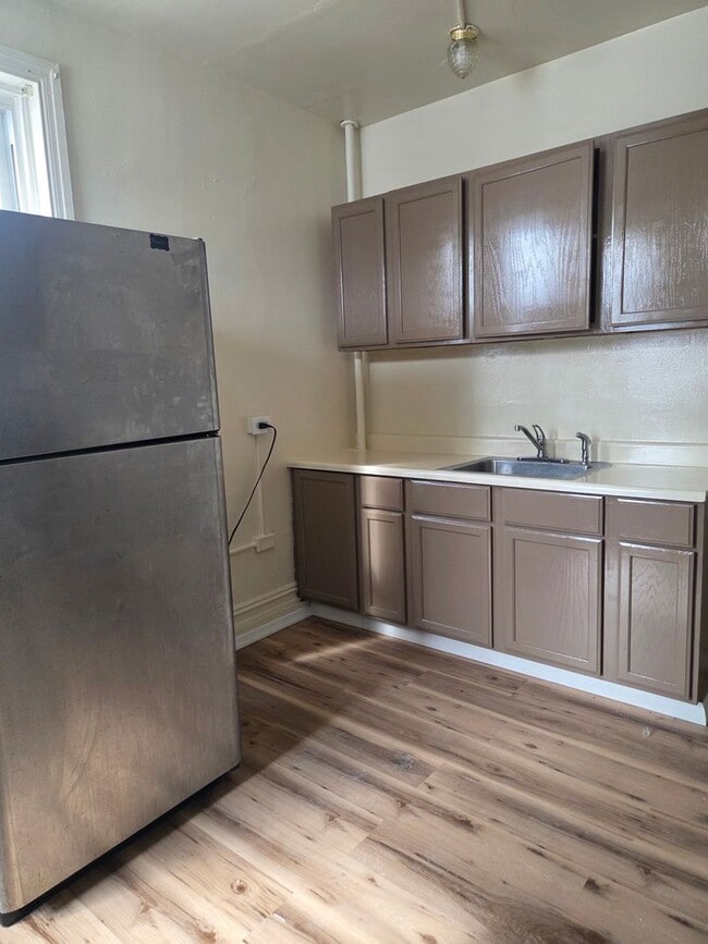 Building Photo - 654 Chestnut St