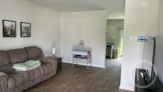 Building Photo - RATE DROP ALERT! (was $2240/month)