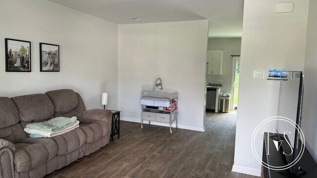 Foto del edificio - RATE DROP ALERT! (was $2240/month)