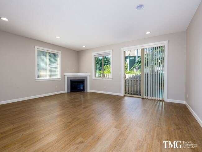 Foto del edificio - Pre- Leasing Large 3 Bedroom Home- With Garage