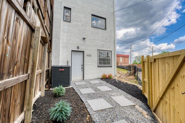 Foto del edificio - 5710 Eastern Ave NE