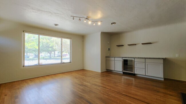 Building Photo - 808 Vassar Dr NE