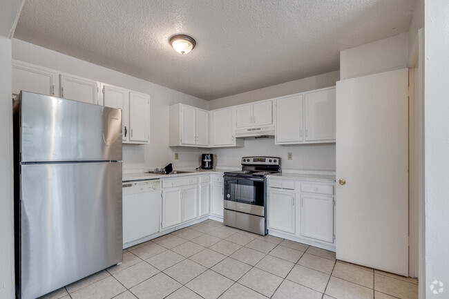 1BR, 1.5BA - 864SF - Kitchen - Bradford Townhomes