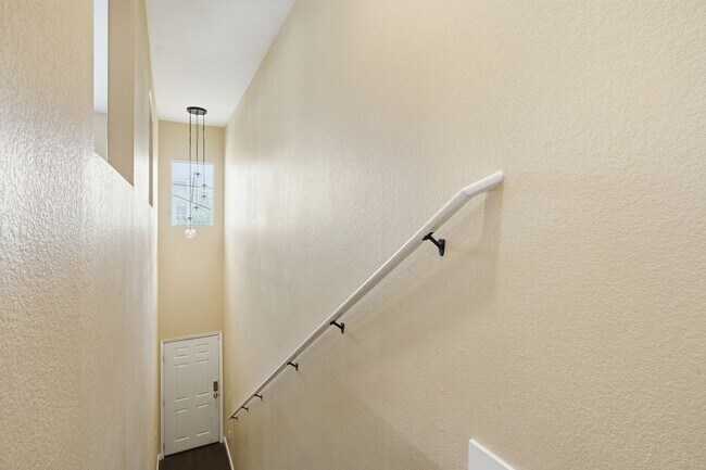 Building Photo - Americana Property Mgmt - Luxury condo 1b - 1b near Summerlin