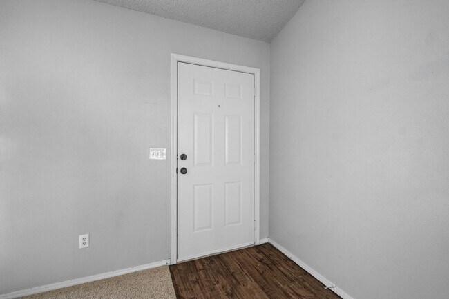 Foto del edificio - Modern 3-Bedroom Home with Open Kitchen & Fenced Yard