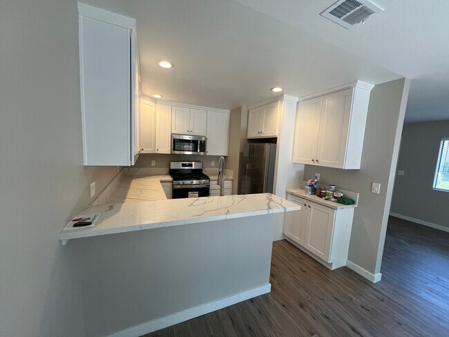 Foto del edificio - Single Story 3 Bedroom Ventura Condo *Totally updated* with GARAGE!