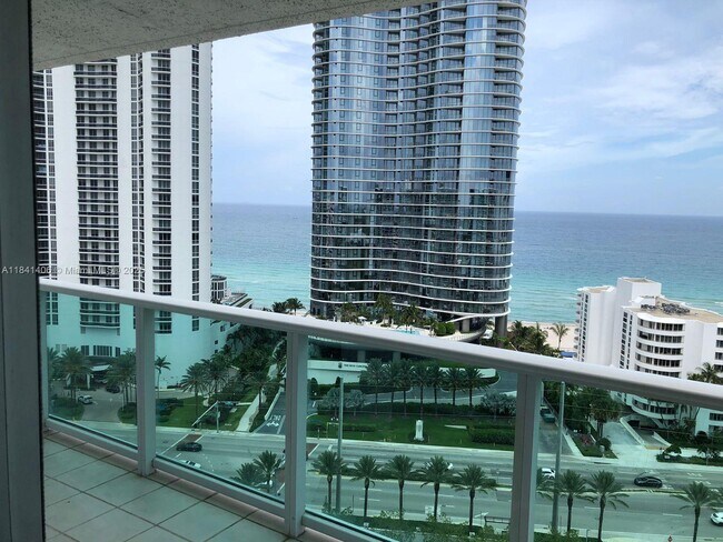 Foto del edificio - 100 Bayview Dr