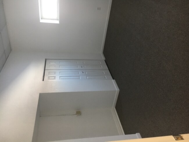 Building Photo - 208 Center St