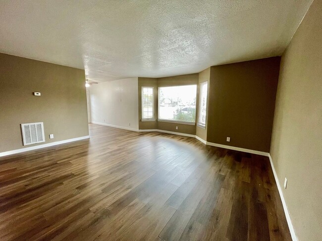 Building Photo - Spacious 2 bed 1 bath Condo with private p...