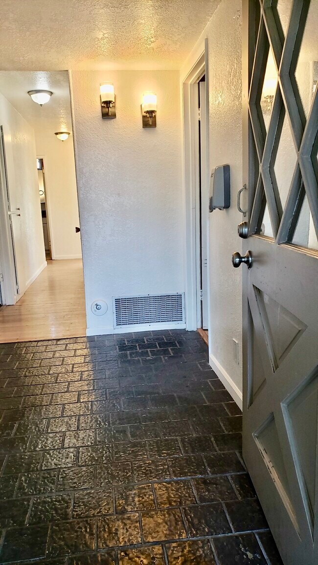 Entrance area - 499 Calero Ave