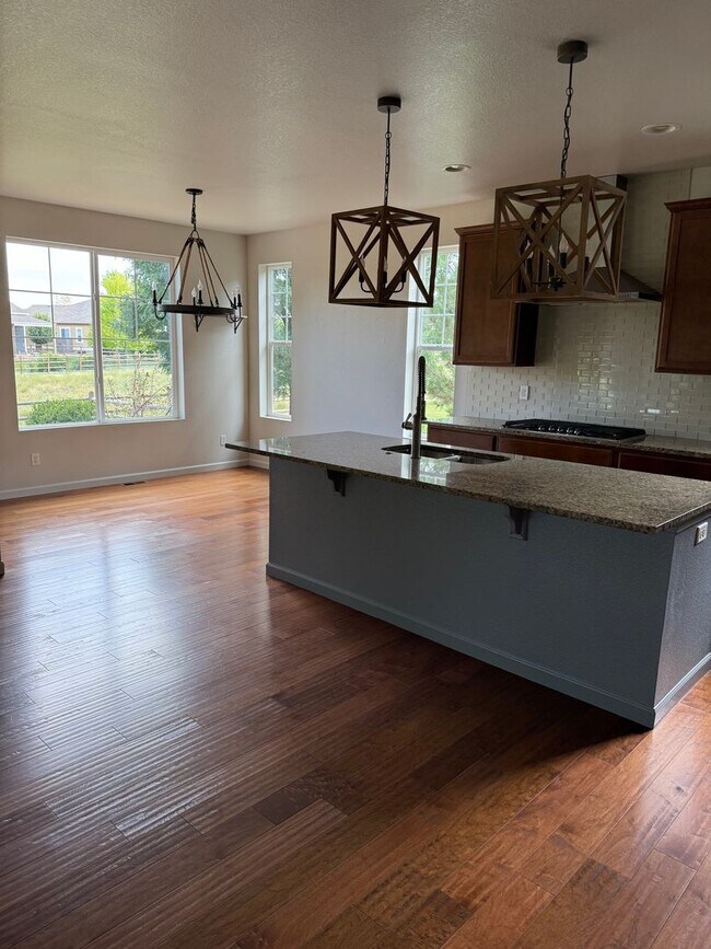 Foto del edificio - Spacious and Bright 4 Bedroom Home in Wind...