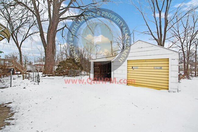 Building Photo - 2 bedroom, 1 bath Cape Cod home with a 1 c...