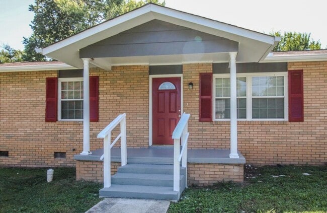 Building Photo - Completely updated 3br+bonus/2ba home in convenient location