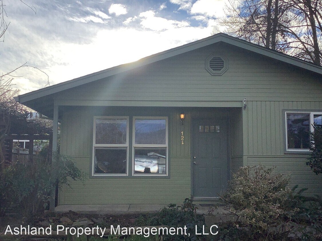 3 br, 1 bath House 121 Beth Ann Circle House Rental in Talent, OR