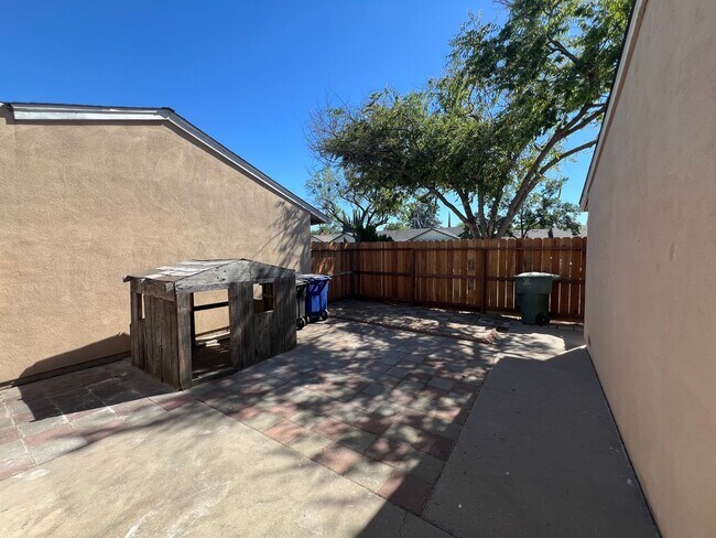 Building Photo - Single story 3 bedroom with two car garage!
