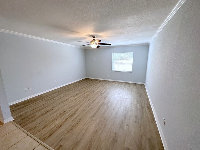 Building Photo - Great 2BR/1BA renovated 2nd floor South Ta...
